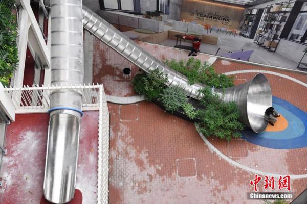 موظفون يستخدمون مزلجاً للنزول من مبنى بعد انتهاء الدوام في الصين