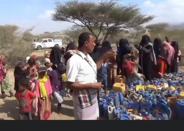 قرية النزلة في المخاء تطالب بمشروع ماء تخفيف لمعاناتهم اليومية