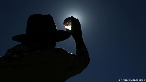 مشاهد مثيرة من كسوف جزئي للشمس شهدته دول بالشرق الأوسط