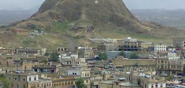 عصابة الحوثي تستهدف منازل المواطنين في الضالع بقذائف المدفعية