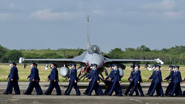 تدريب الطيارين الصينيين يؤرق لندن.. وتخوّف على أسرار الدولة