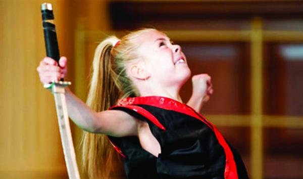 سيف «مقاتلة صغيرة» يهديها 300 لقب عالمي