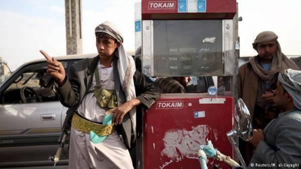 قرار حوثي مفاجئ للمواطنين ومنعش لسوق المليشيات السوداء