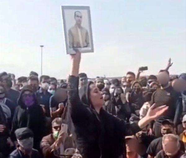 المحتجون الإيرانيون يخرجون إلى الشوارع مجددا.. وينتفضون من مهاباد إلى زاهدان