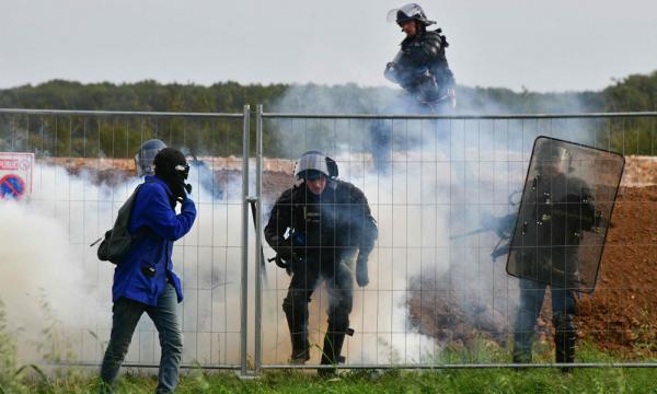 صدامات عنيفة بين الدرك الفرنسي ومتظاهرين غرب البلاد