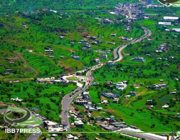 بسبب النهب .. عناصر حوثية تهاجم منزل قيادي حوثي في إب