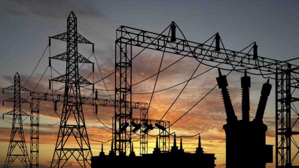 محافظ عدن يناقش مشكلة تكرار نقص وقود الكهرباء مع لجنة المناقصات