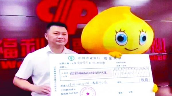 ربح 30 مليون دولار ولم يخبر أسرته «لئلا يصبحوا كسالى»