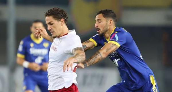 روما يقتنص فوزا مثيرا من فيرونا وينضم لكبار الدوري الإيطالي