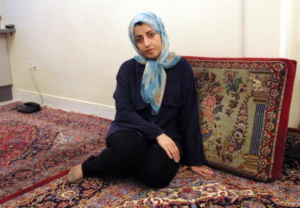 الإيرانية نرجس محمدي الفائزة بنوبل للسلام تسرب رسالة سرية من السجن