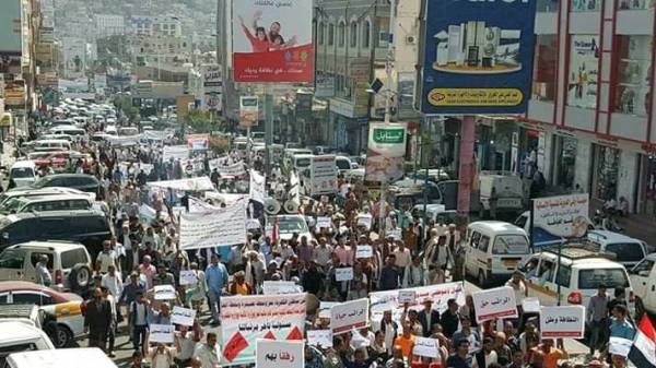 تظاهرة حاشدة في تعز للمطالبة بإقالة الفاسدين وتحسين الخدمات – (صور)