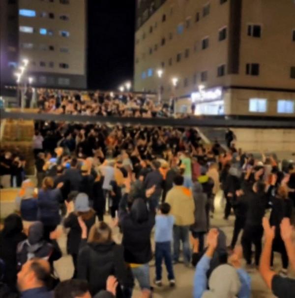 إيران.. حملة قمع عنيفة داخل مجمع سكني تكشف خروج الأمور عن سيطرة النظام