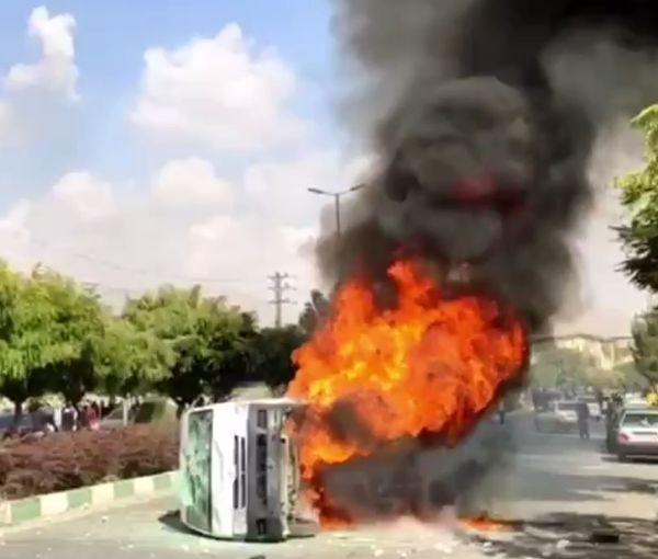 مظاهرات حاشدة في كرج ومصادمات بين الشرطة الإيرانية والمحتجين. 