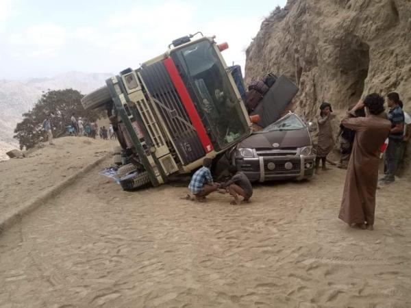 انقلاب شاحنة فوق باص في هيجة العبد وإصابة عدد من الركاب