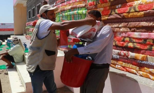 الهلال الإماراتي يوزع مساعدات لنازحين في الدريهمي