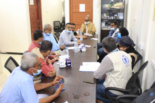 رئيس "تنفيذية المخيمات" يلتقي سلطة الخوخة المحلية و يؤكد على تحسين أوضاع النازحين في مديريات الحديدة المحررة