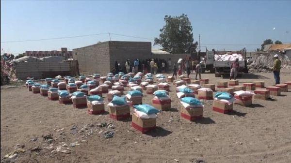 الهلال الإماراتي يسير قافلة إغاثية لمواطنين نزحوا  إلى الخوخة