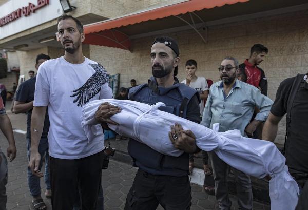 وفاة اثنين من أبناء مصور صحافي في غارة إسرائيلية على غزة