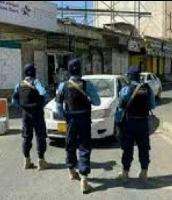 عصابة الحوثي تحول عساكر المرور إلى بلاطجة لنهب السائقين عبر دفتر المخالفات 