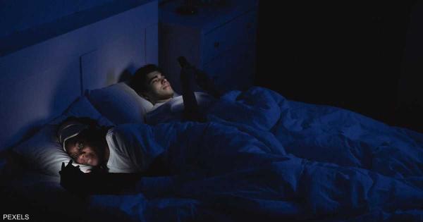 قبل أن تغلق هاتفك.. دراسة تكشف الحقيقة عن "تصفح ما قبل النوم"