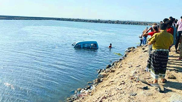 سقوط باص في البحر نتيجة السرعة الزائدة بعدن 