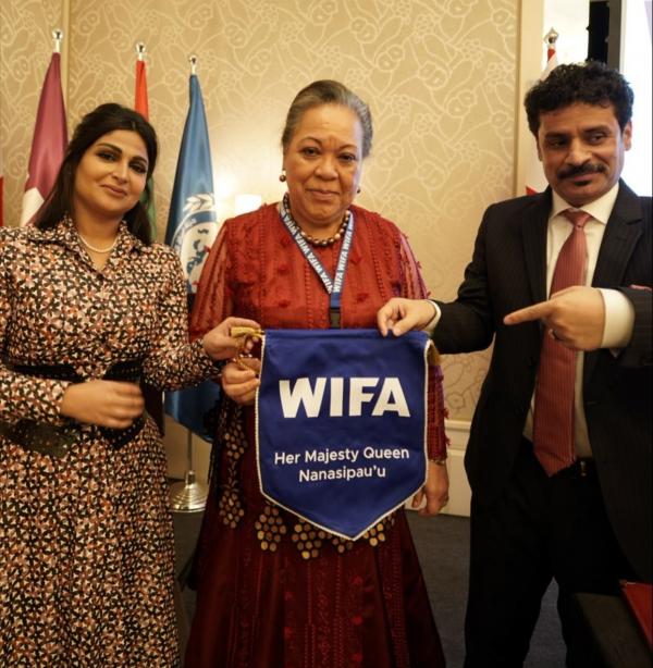 نورا الحقباني توشح ملكة مملكة تونغا بقلادة ويفا