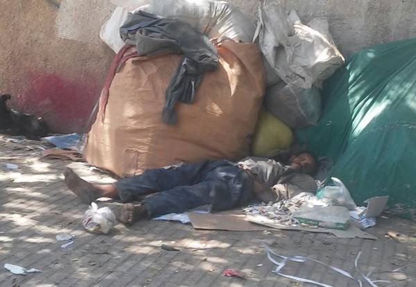 جريمة هزت صنعاء.. هكذا عاقبت مليشيا الحوثي "مختل عقلياً" بعد تمزيقه شعاراتهم..!؟ - (تفاصيل+صورة)