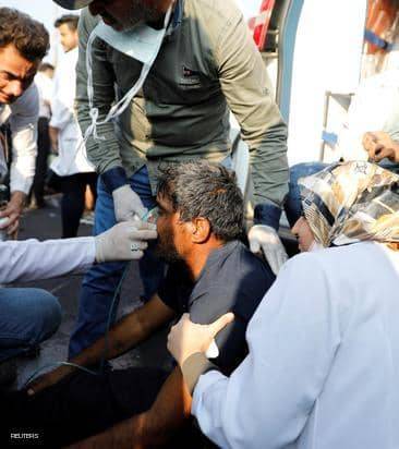 أصحاب "المعاطف البيضاء".. مهمة خطرة لانقاذ المحتجين في ساحات العراق