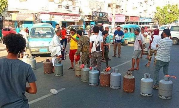  احتجاجات شعبية غاضبة تندد بتلاعب الغاز بعدن