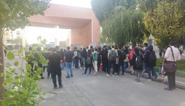طلاب إيران: السلطات منعتنا من دخول الجامعات