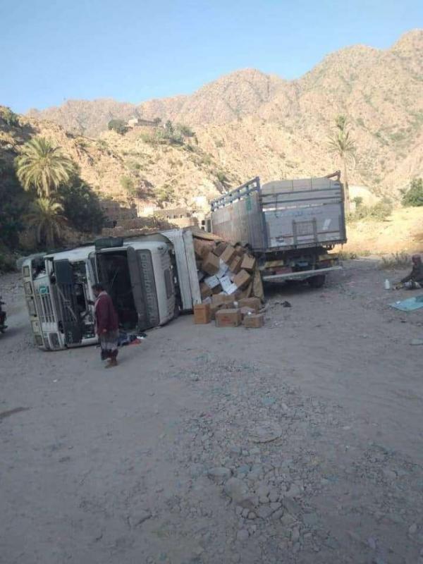انقلاب شاحنة في الطريق الرابط بين تعز ولحج