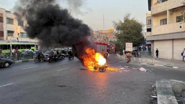 بصورة ولافتة.. أشهر ممثلة في إيران تتحدى السلطات