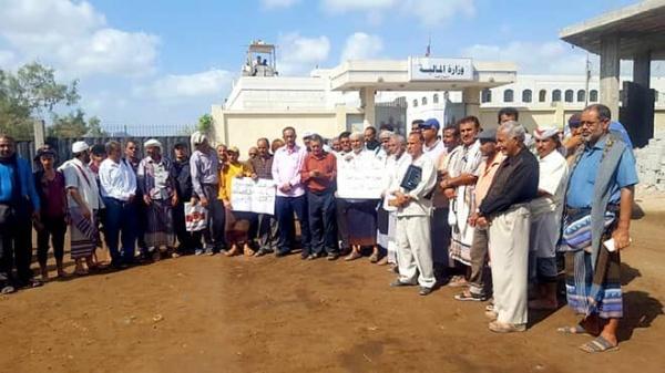 إعلاميون نازحون يتهمون وزيرالخدمة المدنية بعرقلة صرف رواتبهم