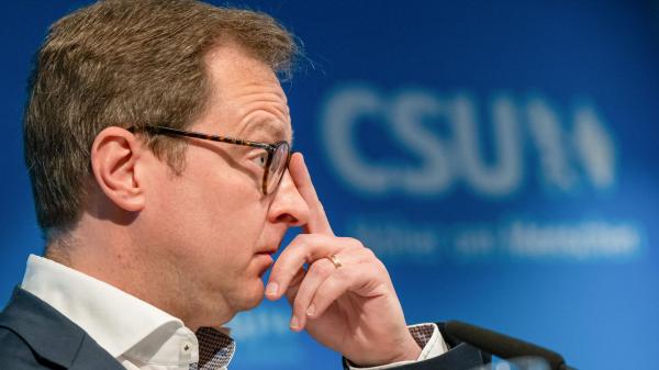 سياسي ألماني يتخلى طواعية عن درجته في الدكتوراه