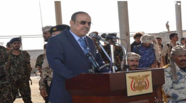 شاهد.. طائرة مسيرة تربك وزير الداخلية "الميسري" خلال إلقاءه خطاب في حفل عسكري..!؟