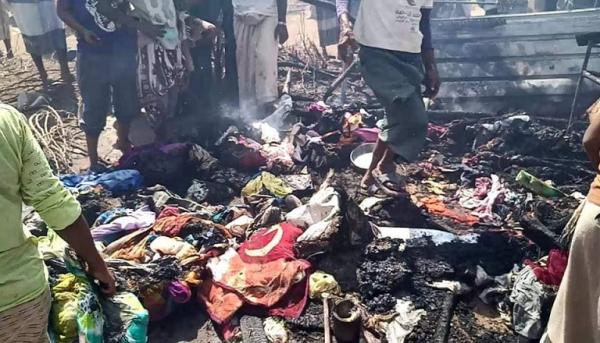 احتراق 60 خيمة للنازحين بمديرية الخوخة محافظة الحديدة