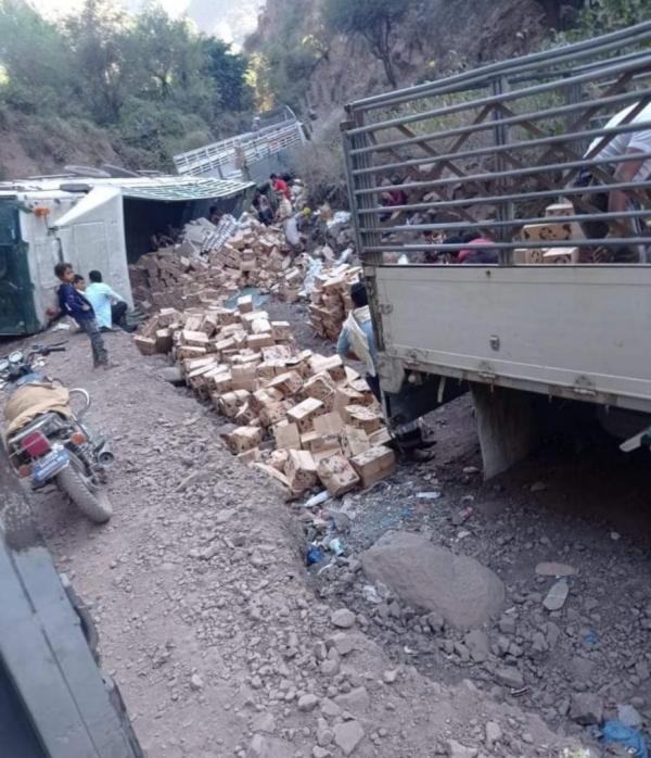 انقلاب شاحنة محملة بالحليب البقري في طريق الأقروض بتعز 