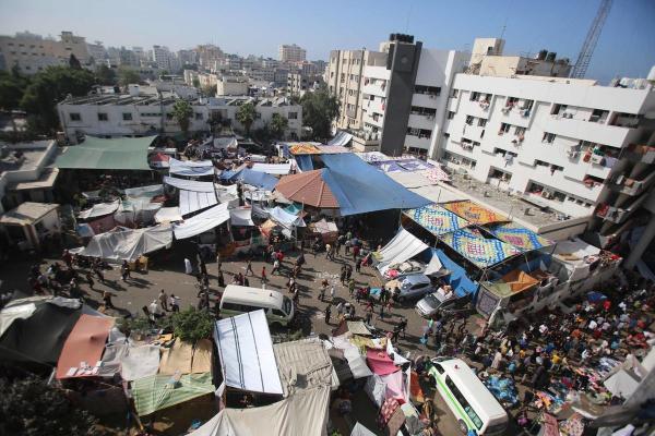 محيط مستشفى «الشفاء» ساحة حرب... والجثث مكدسة أمامه