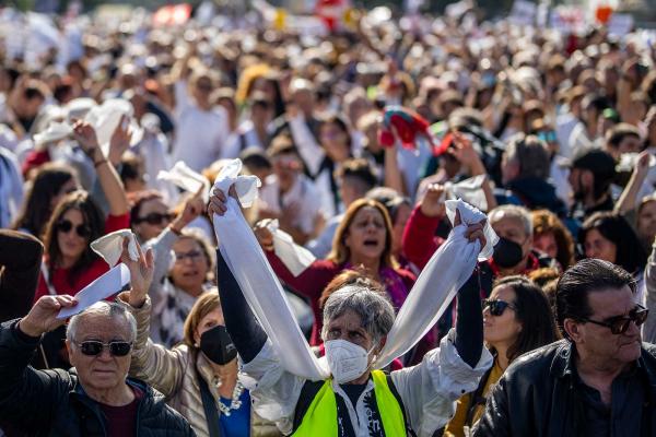 تظاهر مئات الآلاف في إسبانيا بسبب الوضع الصحي
