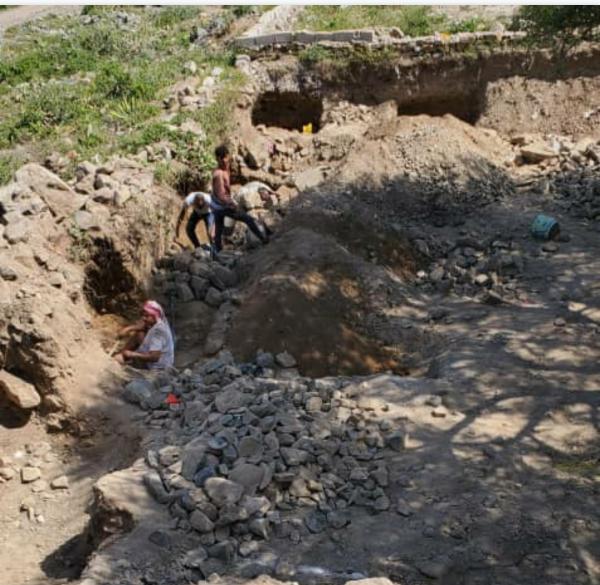 عاقل حارة في مدينة تعز يبيع مقبرة