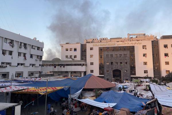 العالقون في مستشفى الشفاء بغزة يقررون دفن الجثث داخل المجمع