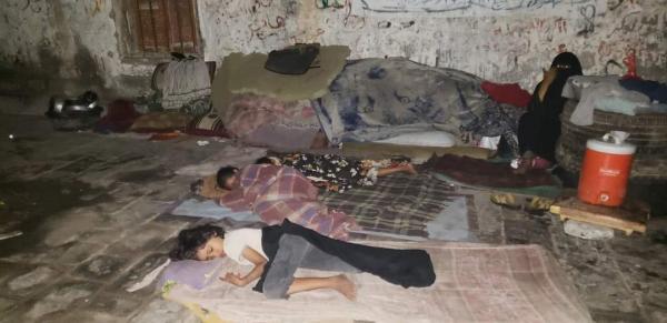 مالك منزل في الحديدة يطرد أسرة إلى الشارع بسبب الإيجار 