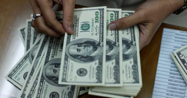 الدولار يتراجع بعد إشارات على تباطؤ التضخم الأميركي