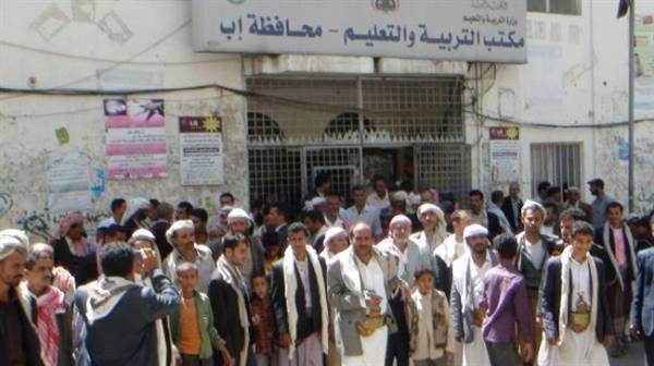 الحوثيون يرتكبون مجزرة بحق التربويين في إب بفصل المئات – (تفاصيل وارقام)