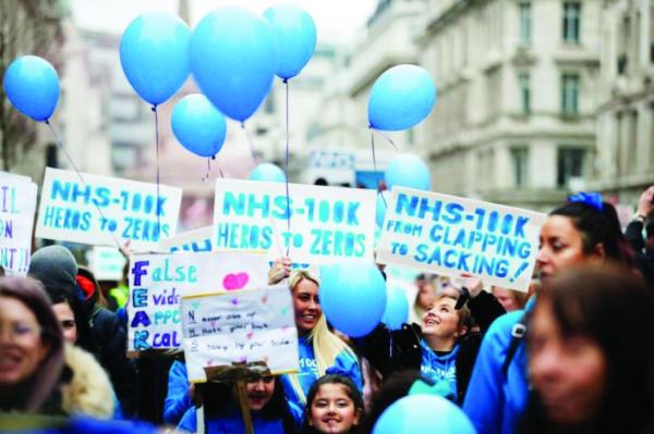 رواتب موظفي «الصحة» ببريطانيا لا تكفي لمعيشتهم