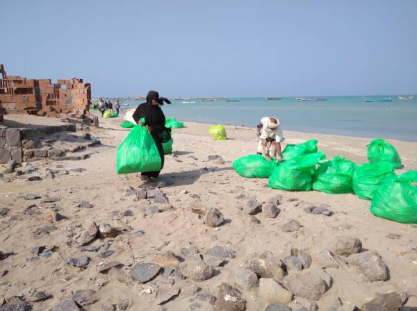 حملة نظافة شاملة لساحل وكورنيش المخا