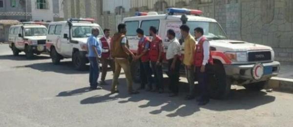 موظفو الهلال الأحمر بالحديدة يحتجون على نهب الحوثي مرتباتهم 