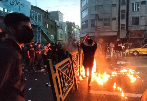 قلق من انشقاقات داخل الجيش الإيراني.. والمحتجون يستهدفون منزل الخميني