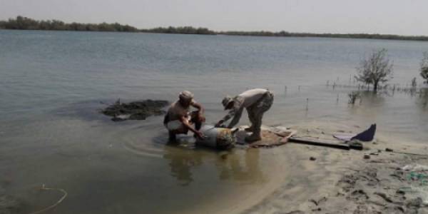 لغم بحري من مخلفات مليشيا الحوثي يقتل 2 صيادين ويصيب طاقم سفينتهم بجروح بالحديدة