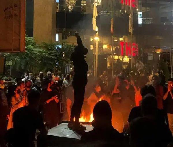 فنانة إيرانية مشهورة تتحدى السلطات.. "أنا مع الشعب"!